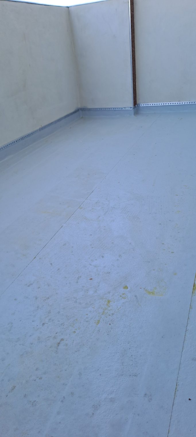 Vorbereitung mit Abdichtung Balkon mit Flüssigabdichtung und Dichteinlage