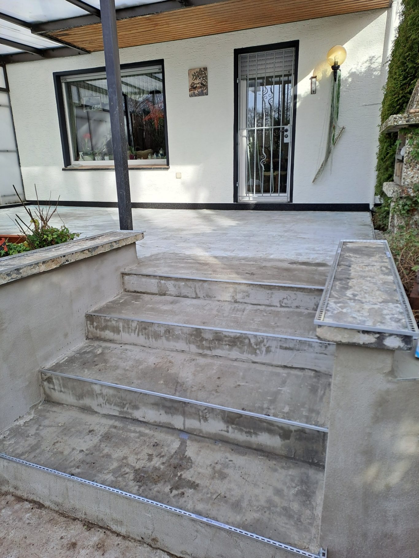 Vorher Vorher-Bild einer Terrasse mit Treppe