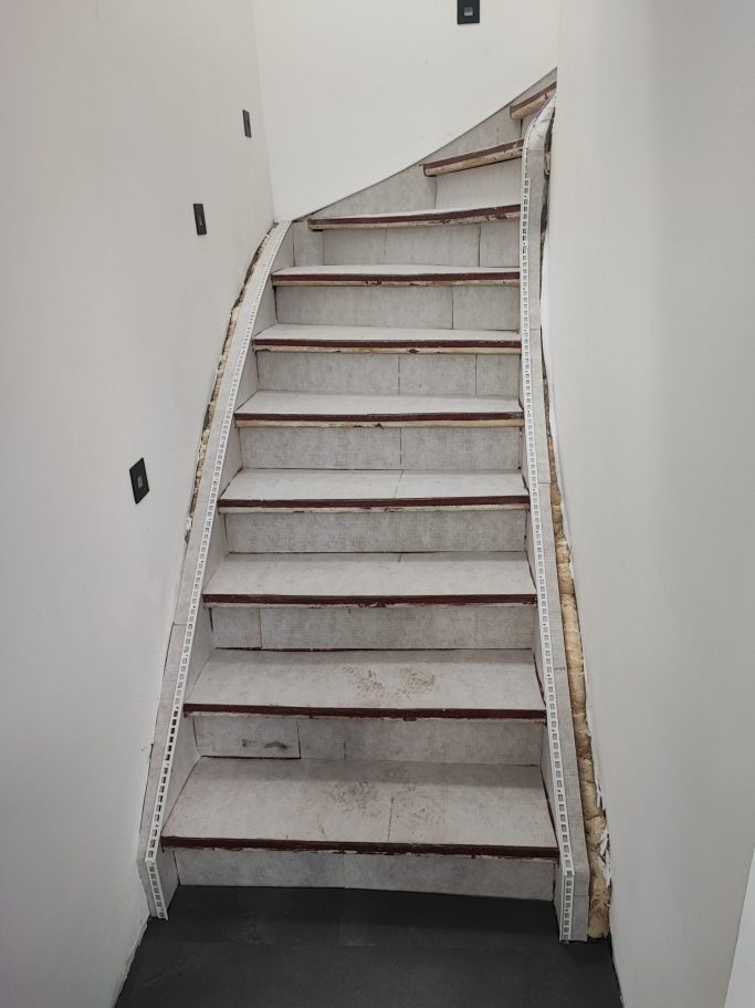 Belag mit Entkopplungsmatten Treppe im Zwischenstadium belegt mit Trittschalldämmung