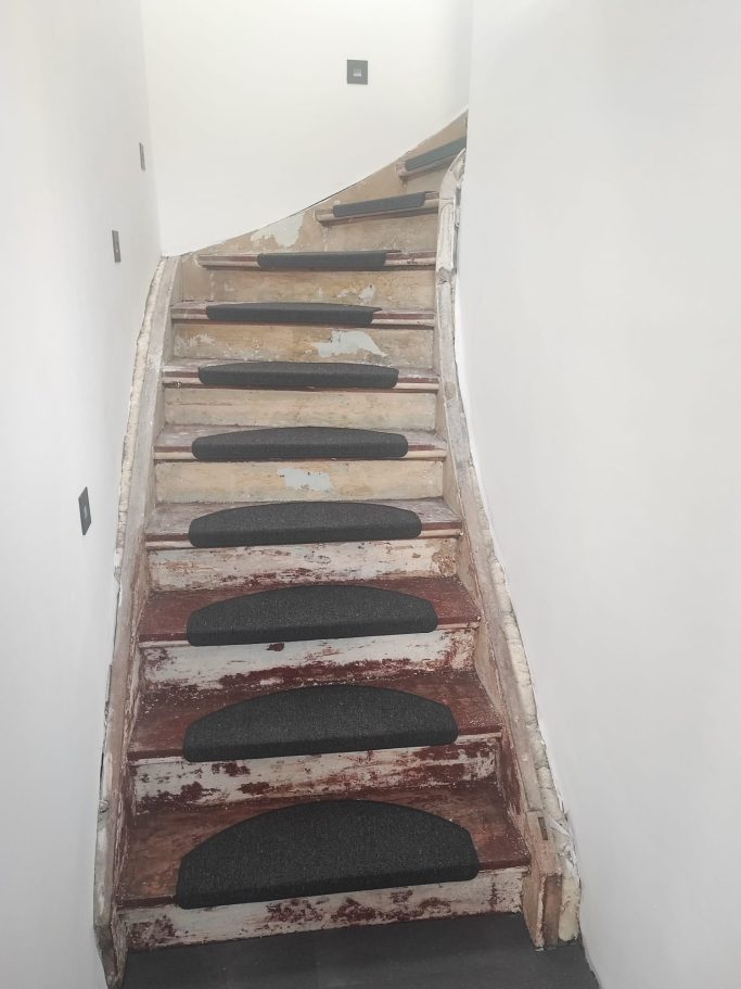 Vorher Vorher Bild einer Innenliegenden Holztreppe